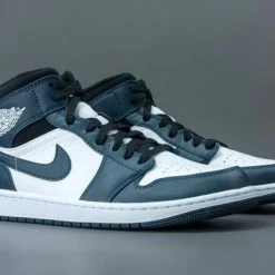 Nike Air Jordan 1 Mid, Amory Navy/White/-Black, Mid Teal, 554725 411, EUR 45 47 Nike Air Jordan 1 Mid, Amory Navy/White/-Black, Mid Teal, 554725 411, EUR 45 -Dames Winkel 550x366 134