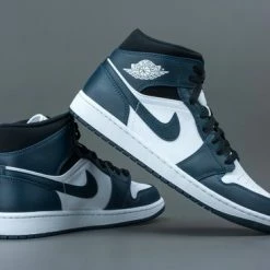 Nike Air Jordan 1 Mid, Amory Navy/White/-Black, Mid Teal, 554725 411, EUR 45 49 Nike Air Jordan 1 Mid, Amory Navy/White/-Black, Mid Teal, 554725 411, EUR 45 -Dames Winkel 550x366 136