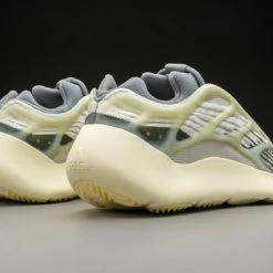 Adidas Yeezy 700 V3 Fade Salt ID1674 Maat 37 1/3 Kleur Als Op Foto -Dames Winkel 550x366 30