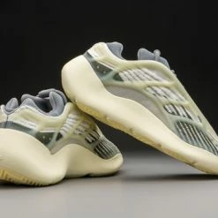 Adidas Yeezy 700 V3 Fade Salt ID1674 Maat 37 1/3 Kleur Als Op Foto -Dames Winkel 550x366 33