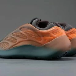 Adidas Yeezy 700 V3 Copper Fade GY4109 Maat 42 2/3 COPPER FADE -Dames Winkel 550x366 90